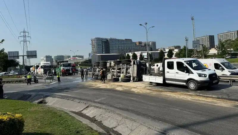 D-100 Yan Yolda Beton Mikseri Devrildi: Olay Yerinde Şok Anlar Yaşandı