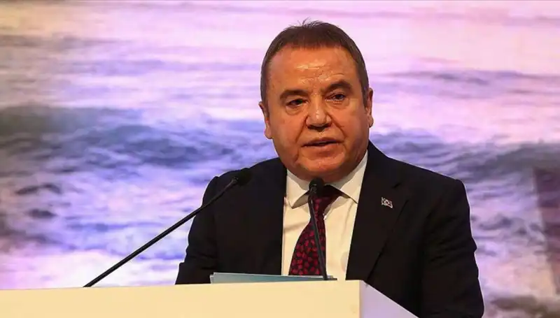 Antalya'nın Dinamik Lideri: Muhittin Böcek'in Hayat Serüveni