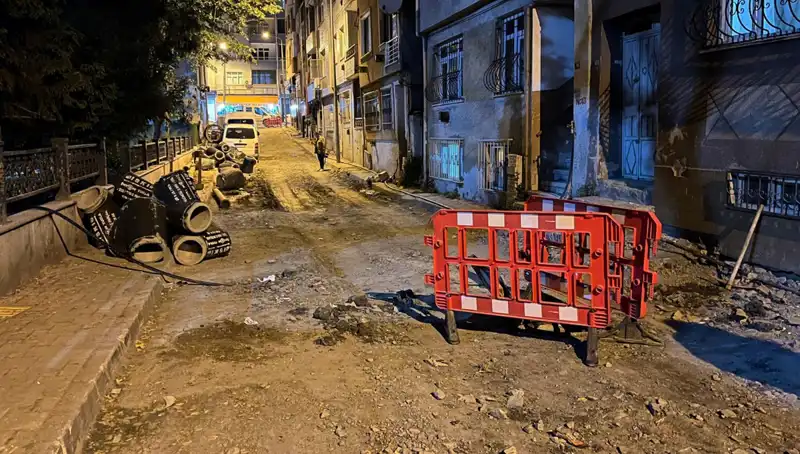 Bayrampaşa'da Altyapı Çalışması Sürecinde Rögar Kapağı Patladı, Halk Panik İçinde!