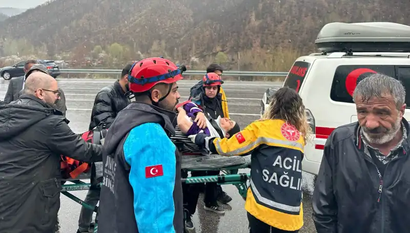 ** Otomobil İstinat Duvarına Çarptı: 5 Kişi Yaralandı, Kaza Anının Detayları Şoke Etti**