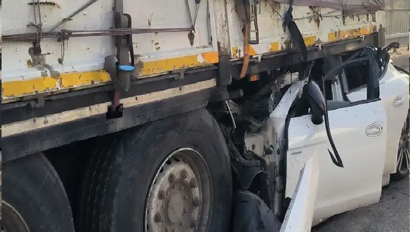 TIR Kaza Anında Ok Gibi Saplandı: Korkunç Görüntüler Ortaya Çıktı