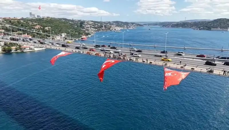 Dev Türk Bayrağı İle Yeni Bir Rekora İmza Atıldı: Köprüye Asıldı!