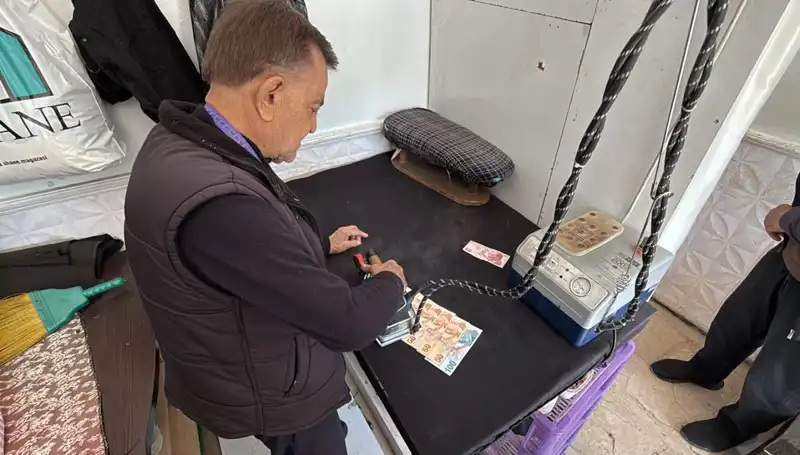 47 Yıllık Terzi Ahmet’in Parayı Ütüleme Geleneği: Sıradışı Bir Hikaye