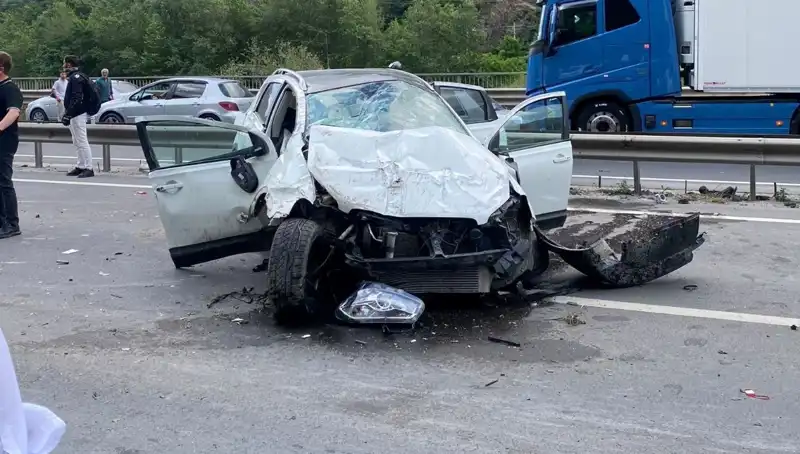 Betonda Kaza: Bariyerlere Çarparak Üç Kişiyi Yaraladı