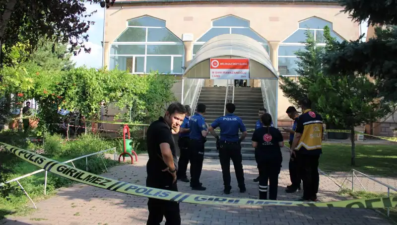 Namaz Kılan Husumetliyi Boğazından Vurdu: Korkunç Olayın Ayrıntıları