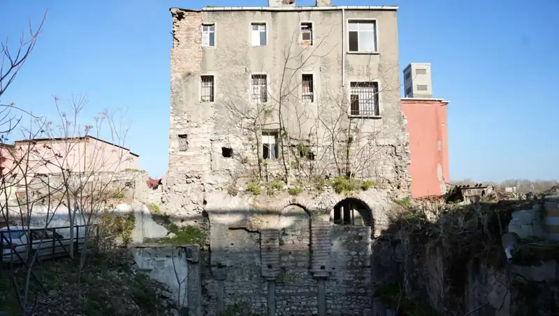 İstanbul’da Zamanın İzlerini Taşıyan 1600 Yıllık Tarihi Bina Keşfedildi!