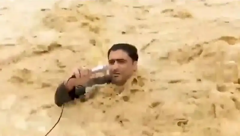Sel Suları Yayın Sırasında Baskın Çıkınca Canlı Yayın Şok Oldu!