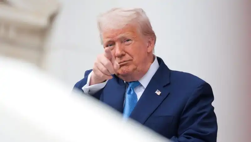 Adalet Bakanlığı'nın Açıklamaları: Trump'ın Epstein Belgelerindeki Rolü Merak Konusu Oldu!