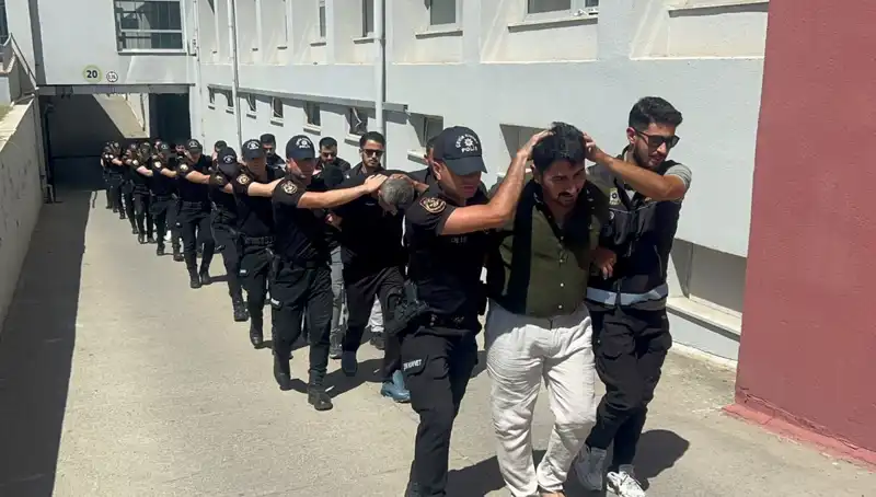 Adana'da Eroin Operasyonu: 825 Kilo Narkotik Madde Ele Geçirildi, 16 Şüpheli Tutuklandı