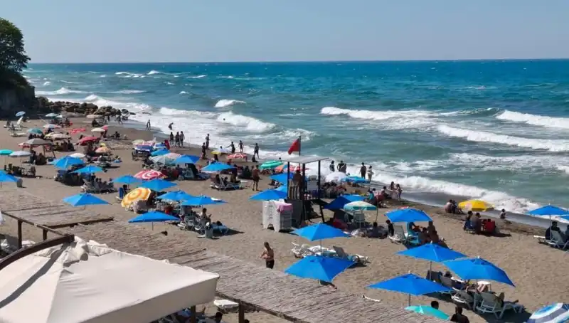 Akçakoca'da Sıcak Havalarda Deniz Yasağı İlan Edildi: Nedenleri ve Etkileri