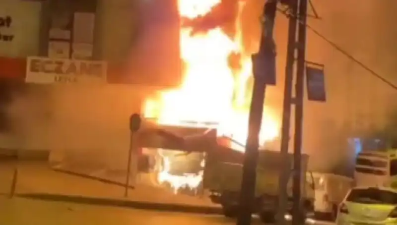 Başakşehir'deki İş Merkezinde Korkutan Yangın: Detaylar Ortaya Çıktı