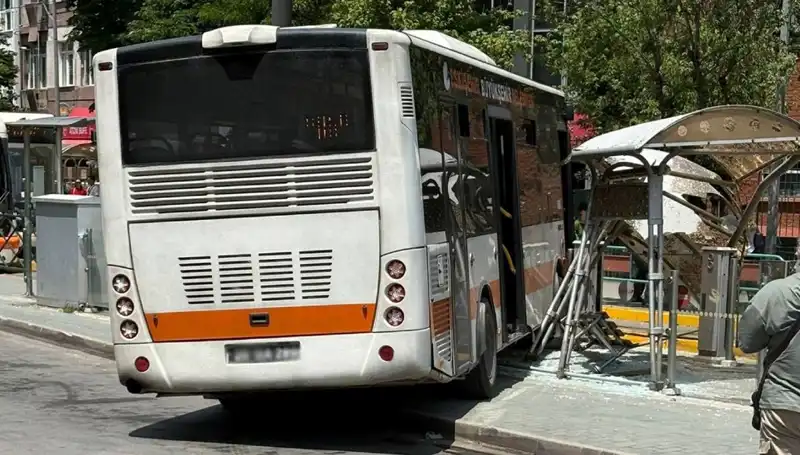 Belediye Otobüsü Tramvay Durağına Daldı: Kaza Anının Detayları