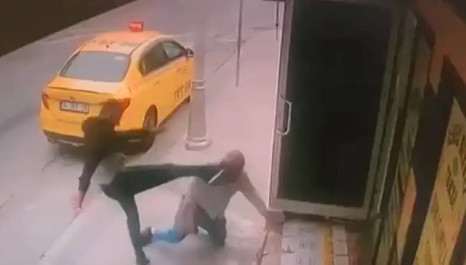 Taksi Durağında Şok Olay: Oğlunun Alacaklısı Bacağını Kırdı!