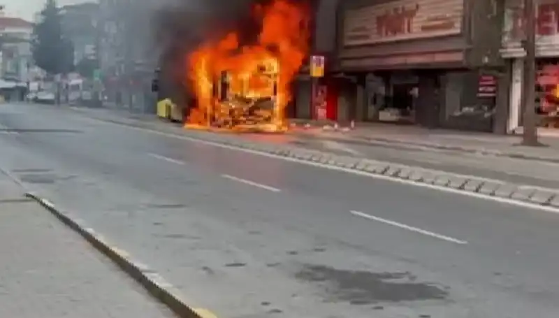 Ümraniye'de Korku Dolu Anlar: Büyükköy'de Alevlerin Ortasında Kalan Emlak Ofisi
