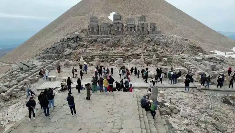 Bayramda Nemrut Dağı’nda Yoğun Ziyaretçi Akışı!