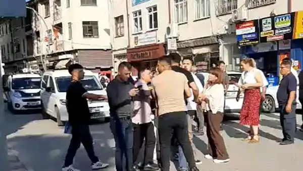 Gazinin Trafikte Darp Edildiği O Anlar Güvenlik Kamerasında Flaş Etkisi Yarattı