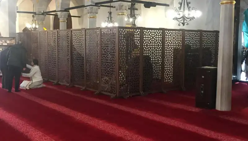 Kadın ve Erkeklerin Teravih Namazında Yan Yana Durması Tartışmalara Neden Oldu