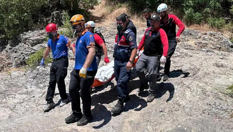 ** Kayalıkların Arasında Sır Ölüm: Doğanın Korkunç Gizemleri Ortaya Çıktı**