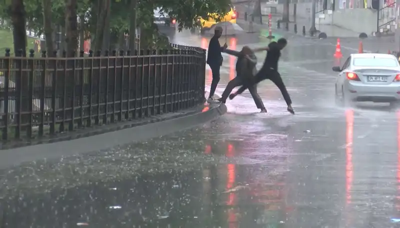 İstanbul ve İzmir İçin Meteorolojiden Uyarı: Turuncu Kod Nedir ve Ne Anlama Geliyor?