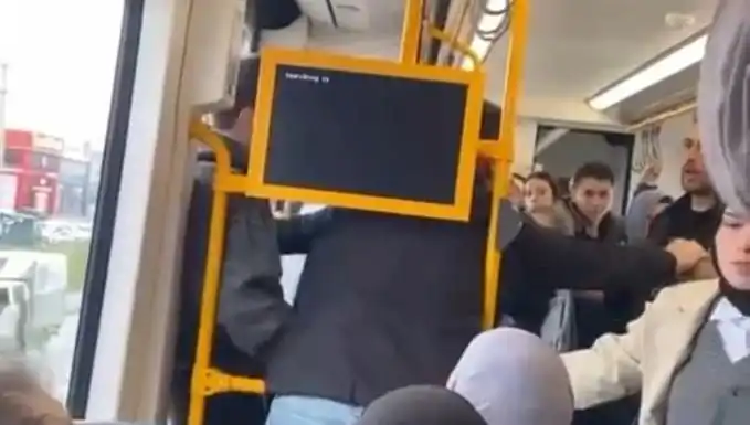 İstanbul Metro'sunda Yaşanan Tekme Tokat Kavga Gözleri Şaşkınlığa Düşürdü