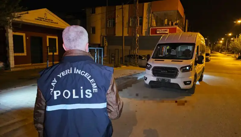 Kebapçı Servisinde Şok Edici Olay: Arkadaşını Boynundan Bıçakladı!