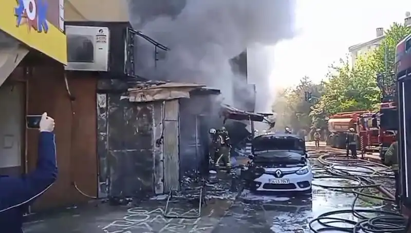 Ümraniye'deki Hediyelik Eşya Dükkanında Büyük Yangın: İlk Belirlemelere Göre 1 Yaralı