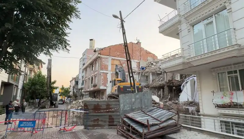 Yıkım Sürecinde Elektrik Kablosu Kopması: Karanlıkta Kalan İki Sokak