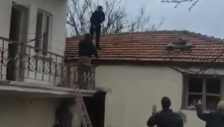 Çatıdaki Şüpheli Direnç Göstermeye Devam Ediyor: "Bir Daha Hapis Yatamam"