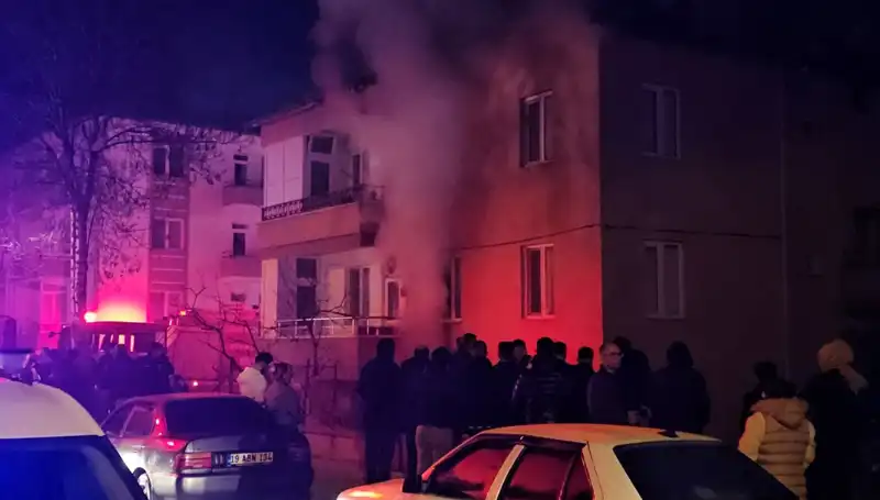 Çorum'da Bodrum Katında Yangın: 10 Kişi Dumandan Etkilenerek Hastaneye Kaldırıldı
