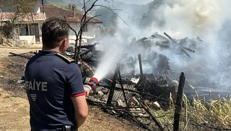 Evde Çıkan Yangın, Ormanlık Alana Sıçradı: Ekipler Seferber Oldu