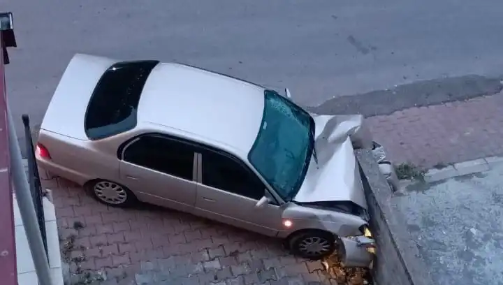 Kontrolü Kaybedip Duvara Çarpan Araçta Yaşanan Şok Olay