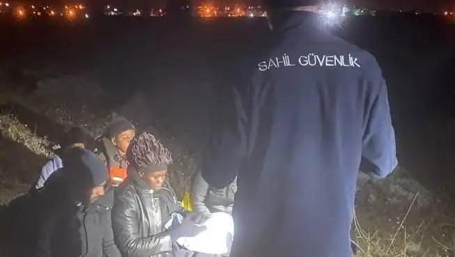 İzmir'de Düzensiz Göçmen Operasyonu: 7 Kişi Yakalandı, Neler Oluyor?