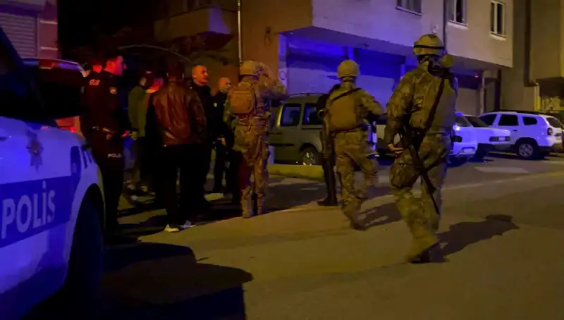 Balkondan Tüfekle Ateş Açan Şahıs, Polisi Görünce Evine Kilitlendi