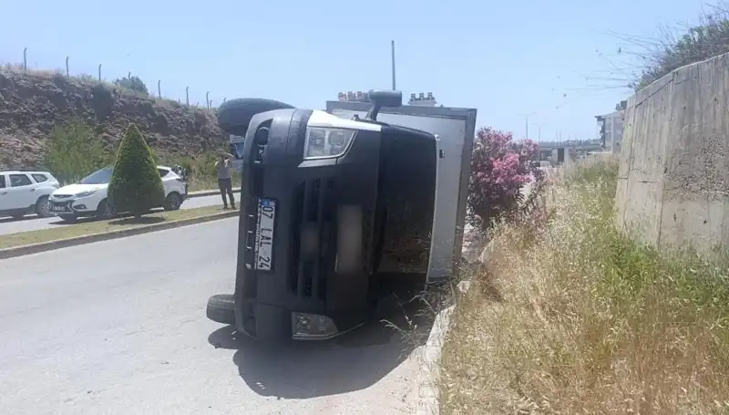 Hafif Ticari Araç Kamyoneti Devirerek Feci Bir Kaza Yarattı