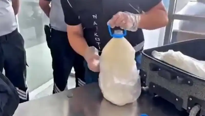 Havalimanında Süt Şişesiyle Ele Geçirilen Uyuşturucu: 12 Kilo 800 Gram!