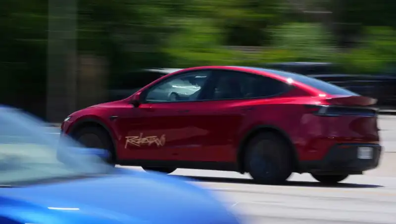 Tesla'nın Robotaxi Denemeleri, Hız Sınırını Aşarak Hayal Kırıklığına Neden Oldu