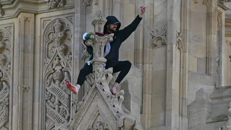 Londra’da Filistin Bayrağı ile Big Ben’e Tırmanan Protestocu Gözlerden Kaçmadı