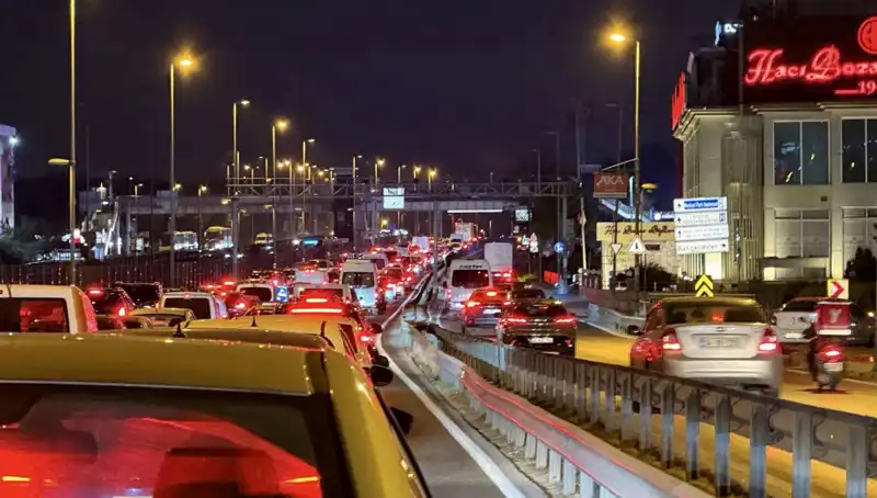 Yenibosna Metrobüs Yaya Üst Geçidi: Güvenli Geçiş İçin Yeni Çalışmalar Başladı