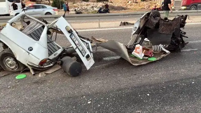 Bariyere Çarpan Araç Feci Şekilde Hurda Yığınına Döndü: 1 Ölü, 1 Yaralı