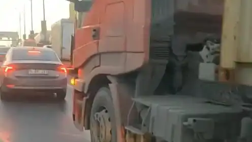 D-100 Karayolu'nda Yol Verme Kavgası: Sürücü TIR'a Fena Saldırdı!
