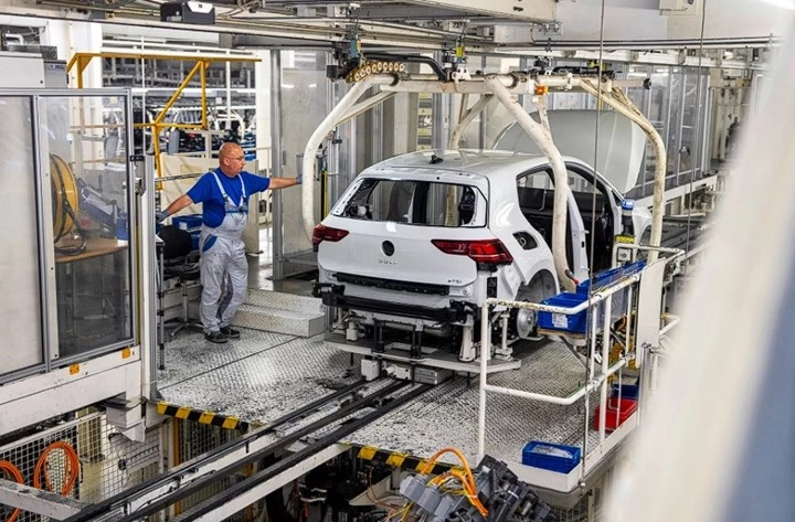 Volkswagen, Almanya'da 30 Bin Çalışanı İşten Çıkarma Planlarını Açıkladı