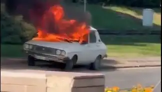 Meclis Önünde Gizemli Beyaz Toros Yangını: ÖTV İndirimi Talebi Protesto Edildi