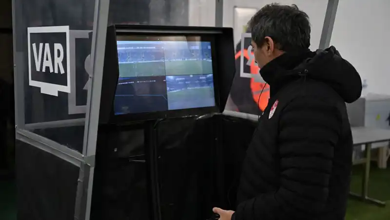 Beşiktaş ve Gaziantep FK Maçı: Alman VAR Hakemi Tartışmaları Kızıştırıyor