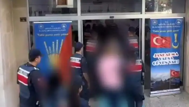 Türkiye Genelinde FETÖ Operasyonlarında 65 Kişi Tutuklandı: 30 İl Sarsıldı