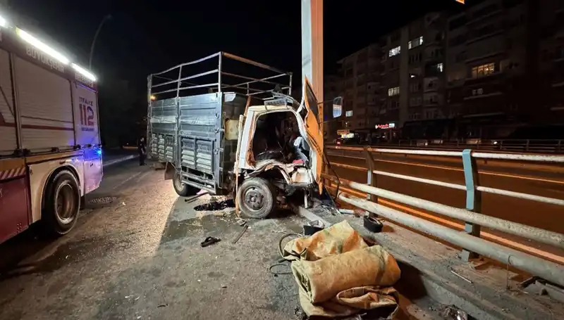 Kamyonet Yön Tabelasına Çarparak Kaza Yaptı, Sürücü Ağır Yaralandı