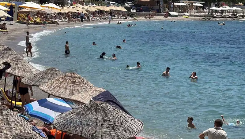 Yaz Sıcağı Kendini Gösterdi: 36 Dereceyi Geçen Hava, Sahillere Akın Ettirdi