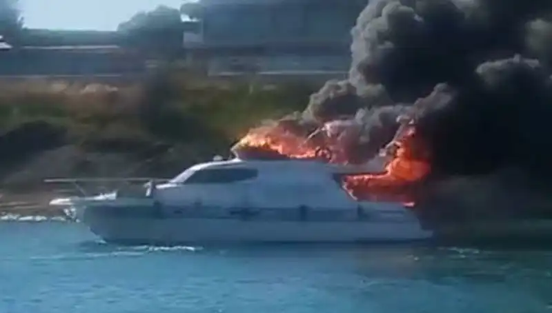 Çeşme'de Fırtınalı Gece: Marina'da Motoryat Alev Alev Yandı