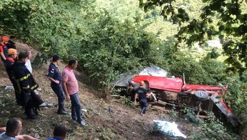 Fındık İşçilerini Taşıyan Araç Şarampole Yuvarlandı: Trajik Kazada Hayatını Kaybedenler Var