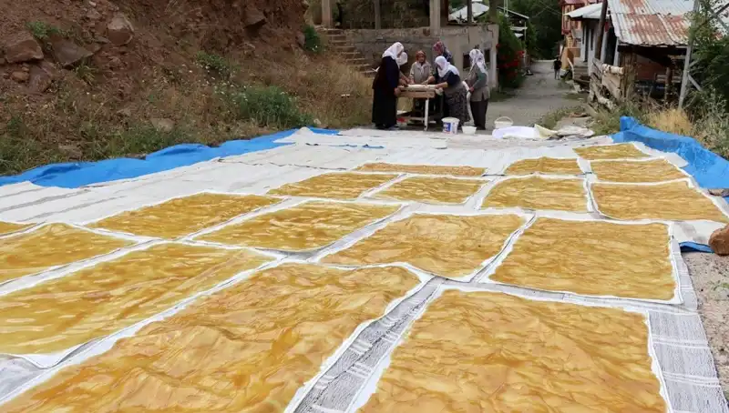 Kışın Sofralarımızda Yer Alacak: Dev Kazanlarda Hazırlanan Geleneksel Lezzetler