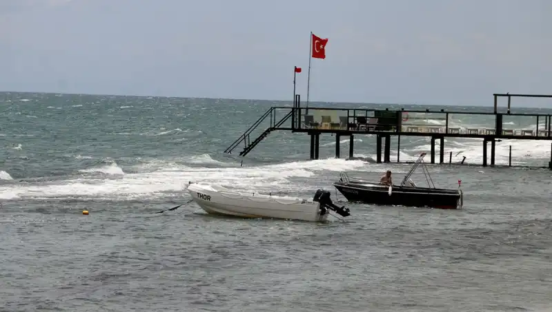 Poyraz Fırtınası Denizi Kapladı: Sağlık ve Güvenlik Sebebiyle Giriş Yasaklandı